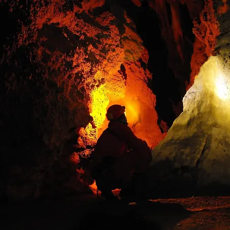 بيت شباب La Estacion